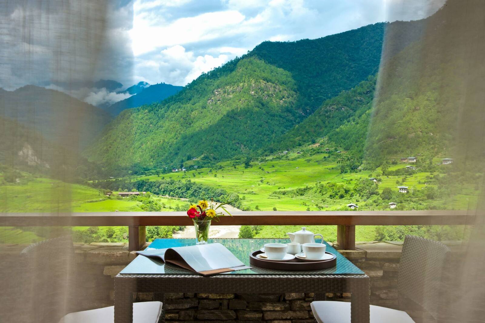 不丹 COMO Uma Punakha 客房窗邊起居與書桌空間