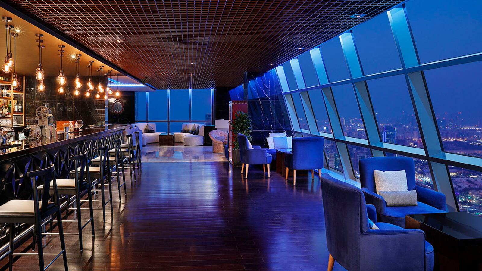 阿布達比康萊德酒店 Ray's Bar 的吧檯與夜景
