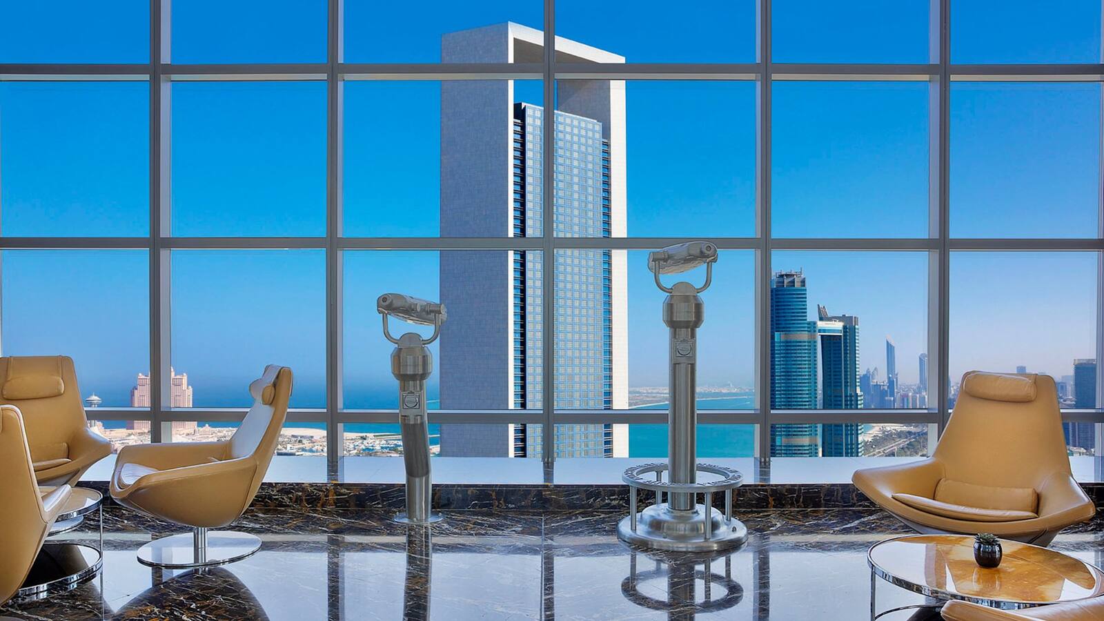 阿布達比康萊德酒店 74 樓 Observation Deck at 300 的望遠鏡與景觀