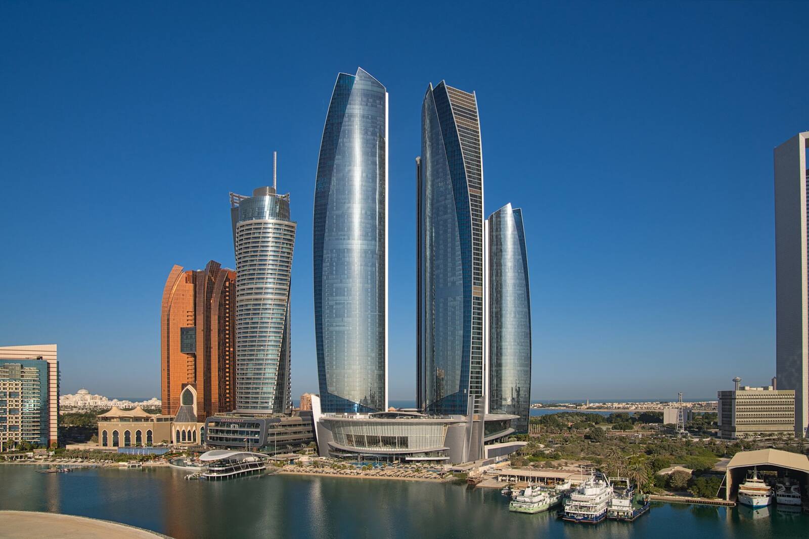 阿布達比 Etihad Towers 的五棟塔樓與海濱