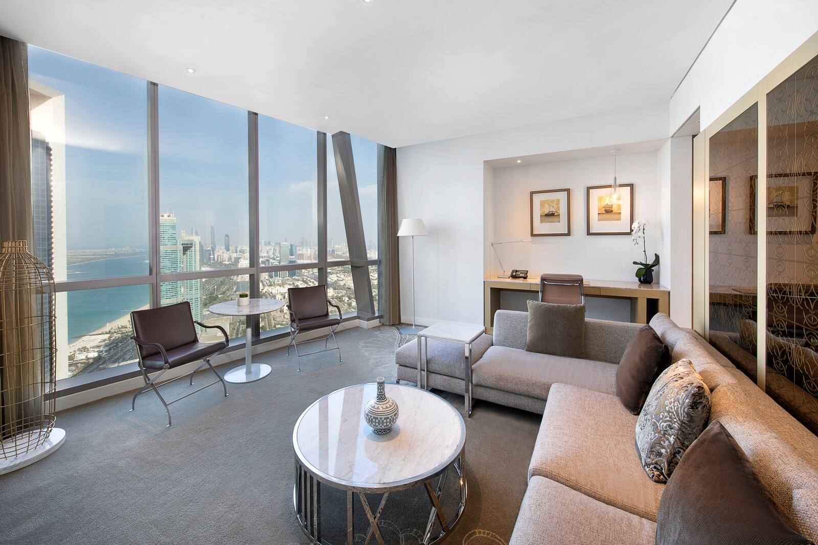 阿布達比康萊德酒店 One Bedroom Suite 的起居空間