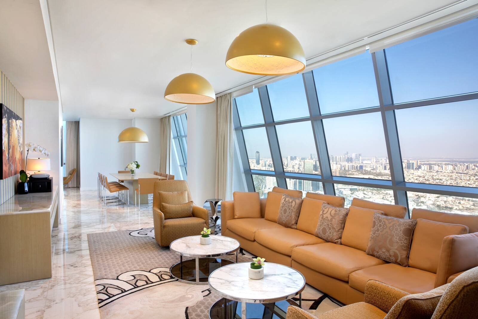 阿布達比康萊德酒店 Sky Suite 的起居空間