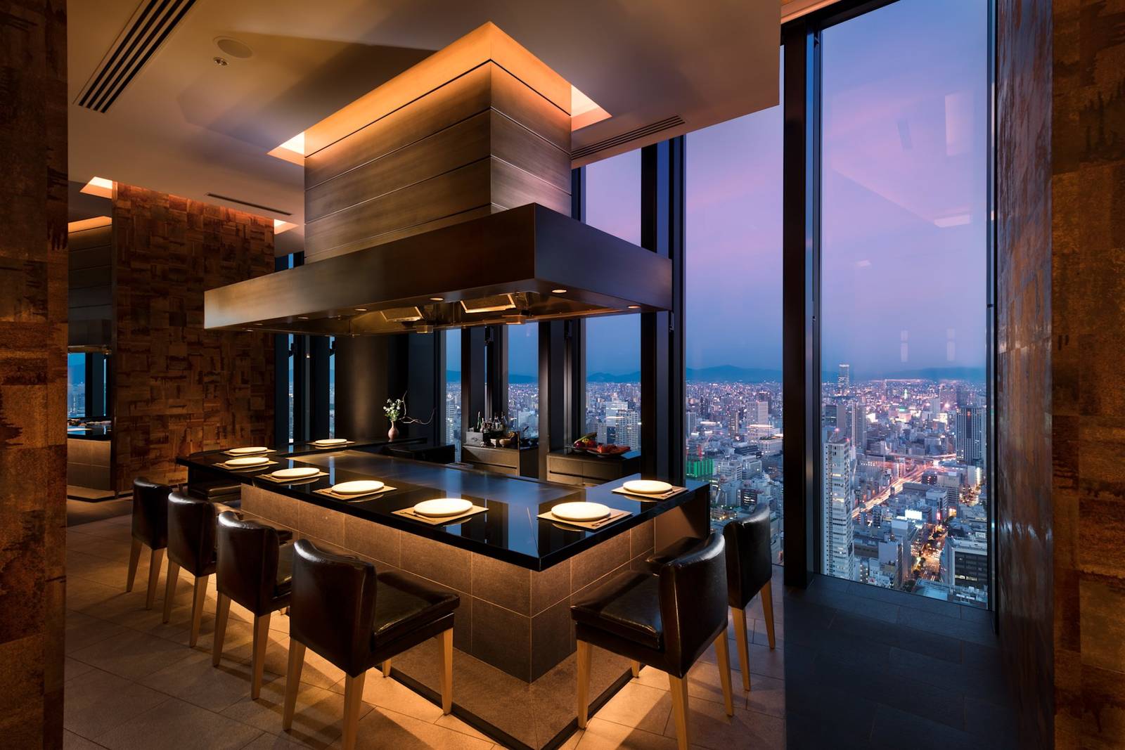 大阪康萊德酒店 Kura 鐵板燒吧台與暮色窗景