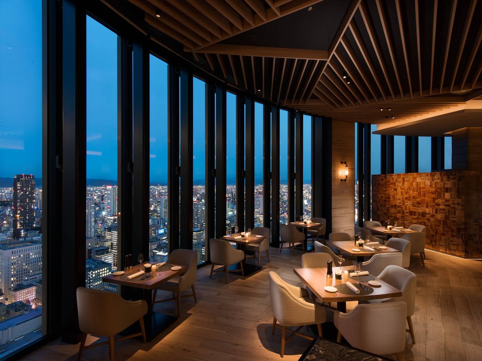 大阪康萊德酒店 C Grill 用餐區與大阪夜景