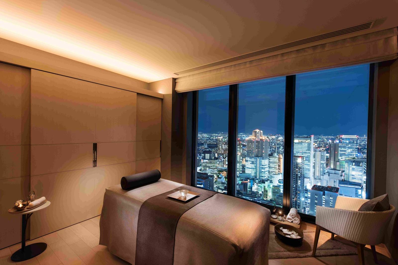 大阪康萊德酒店 Spa 療程室與窗外城景