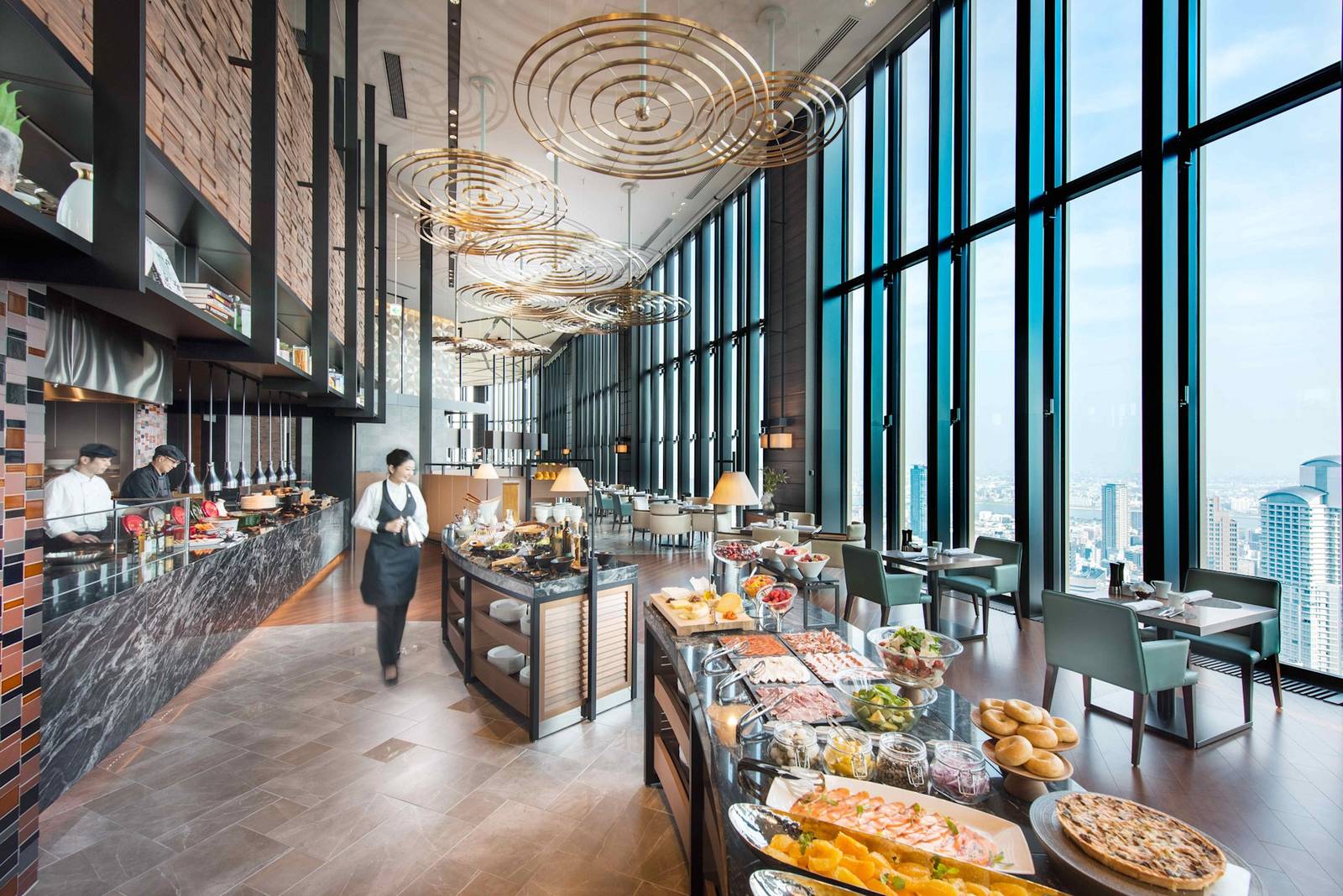 大阪康萊德酒店 Atmos Dining 自助餐台與高樓窗景