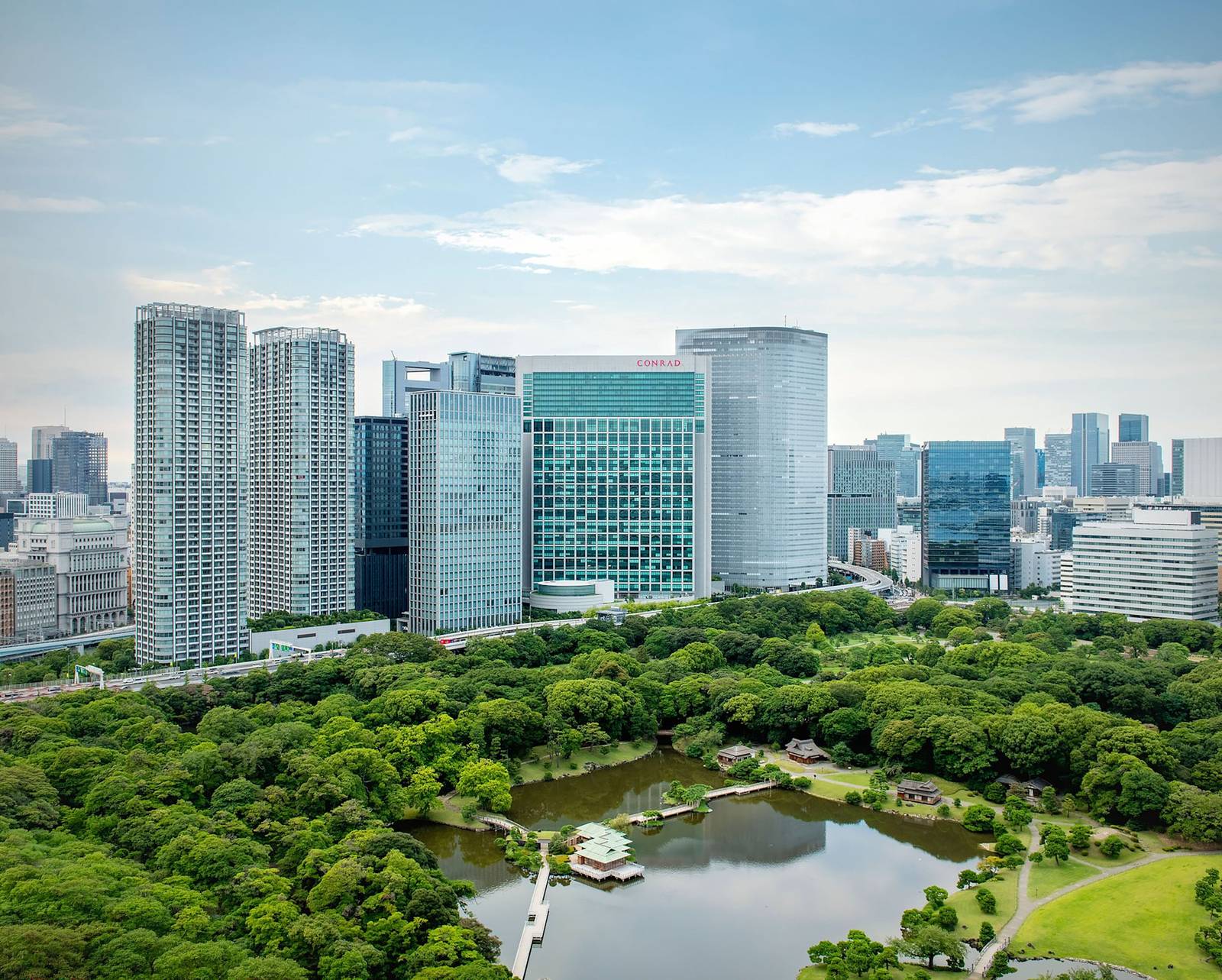東京康萊德酒店所在的汐留高樓與濱離宮恩賜庭園