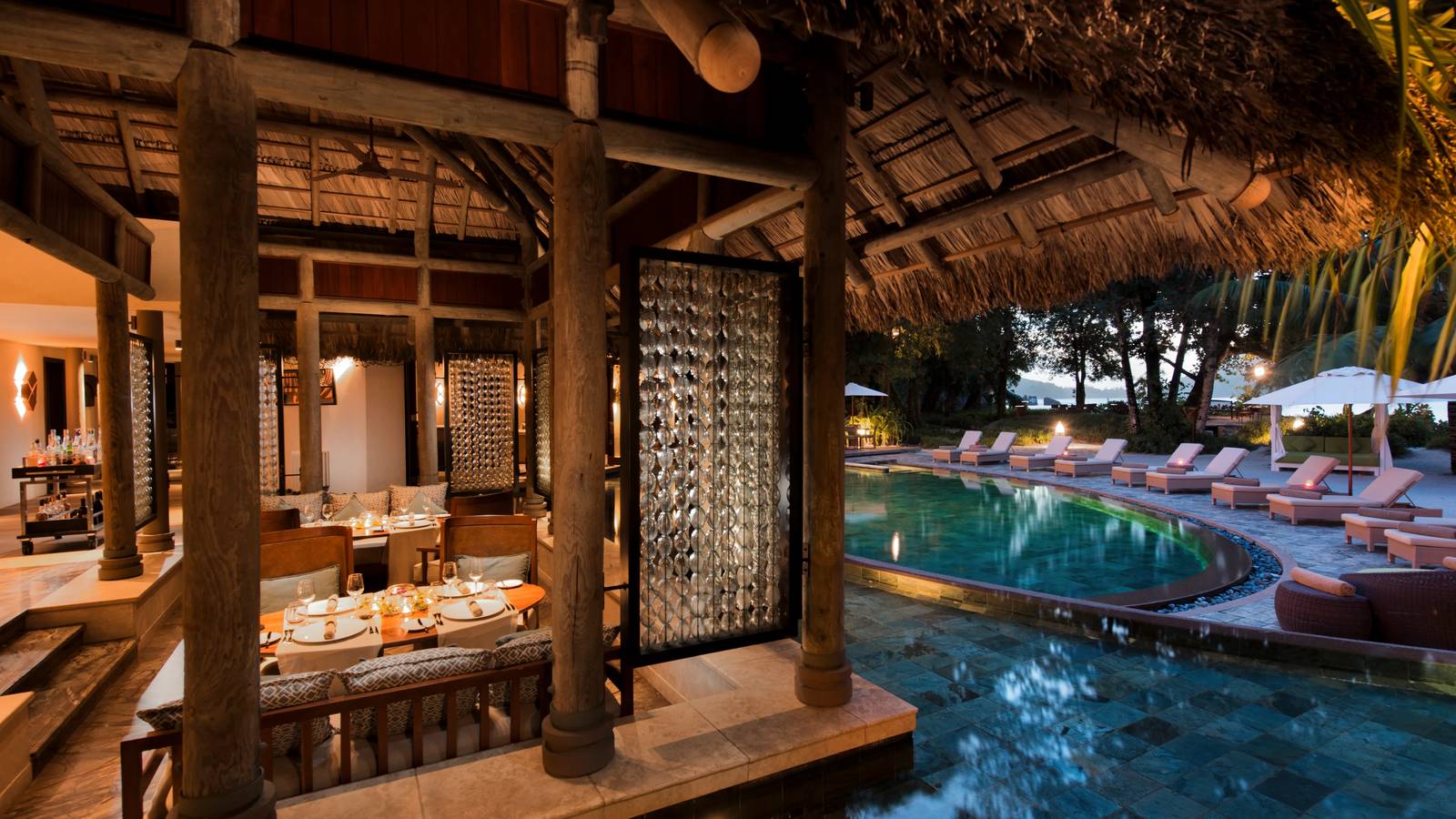 Constance Ephelia Cyann Restaurant 室內外座位與泳池