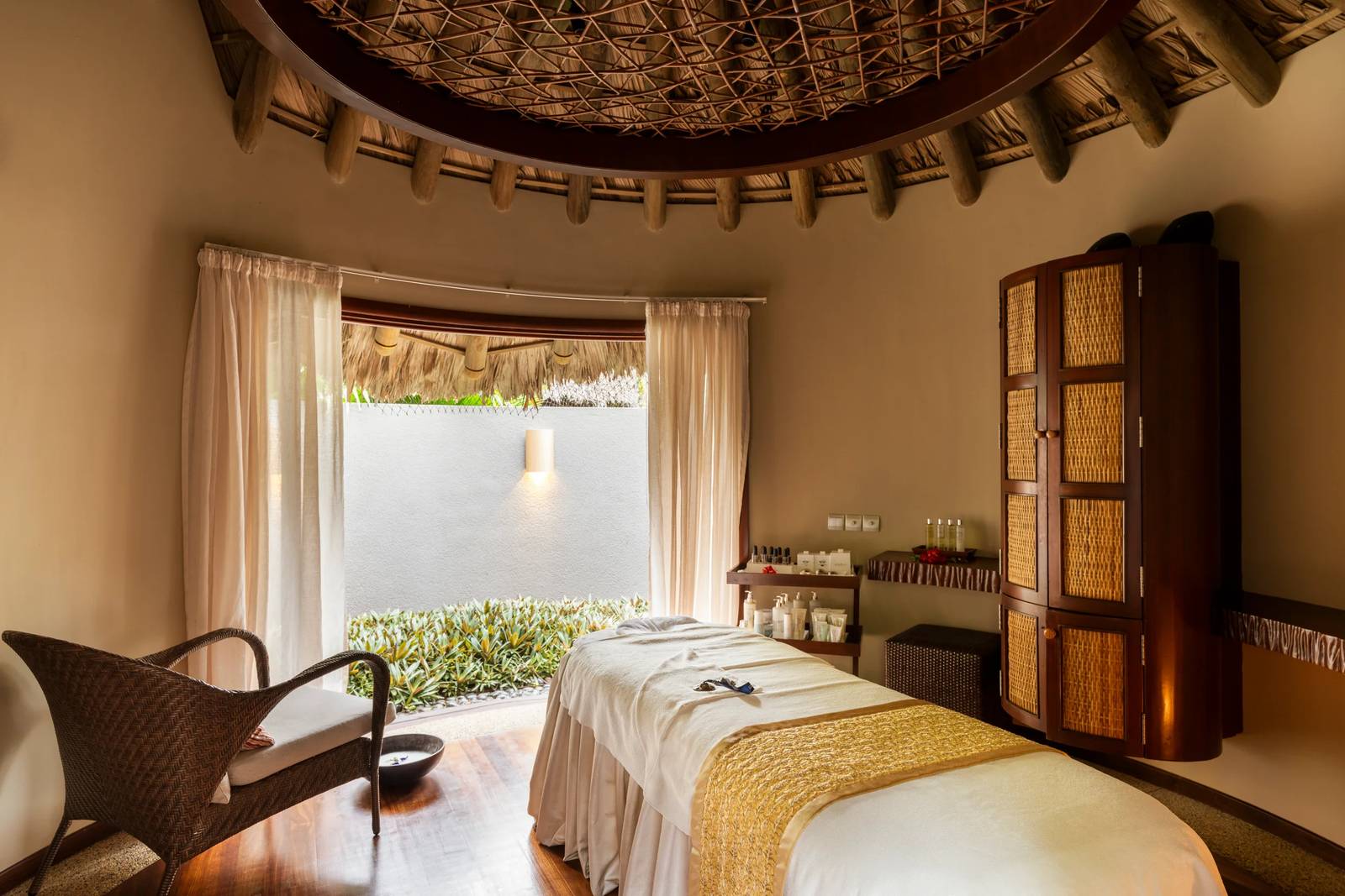 Constance Ephelia Spa 療程室與花園景觀