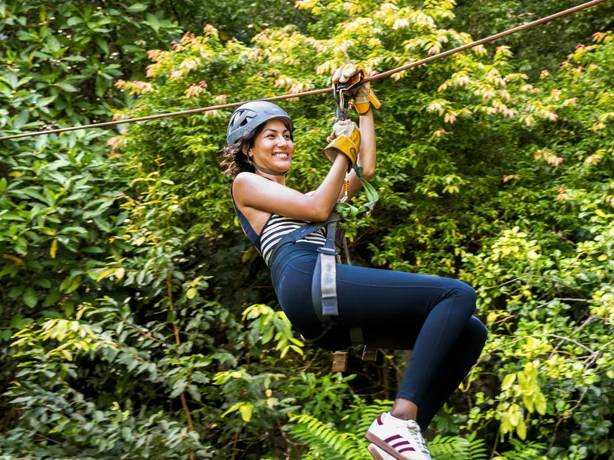 旅客在 Constance Ephelia 熱帶樹林體驗 zip line