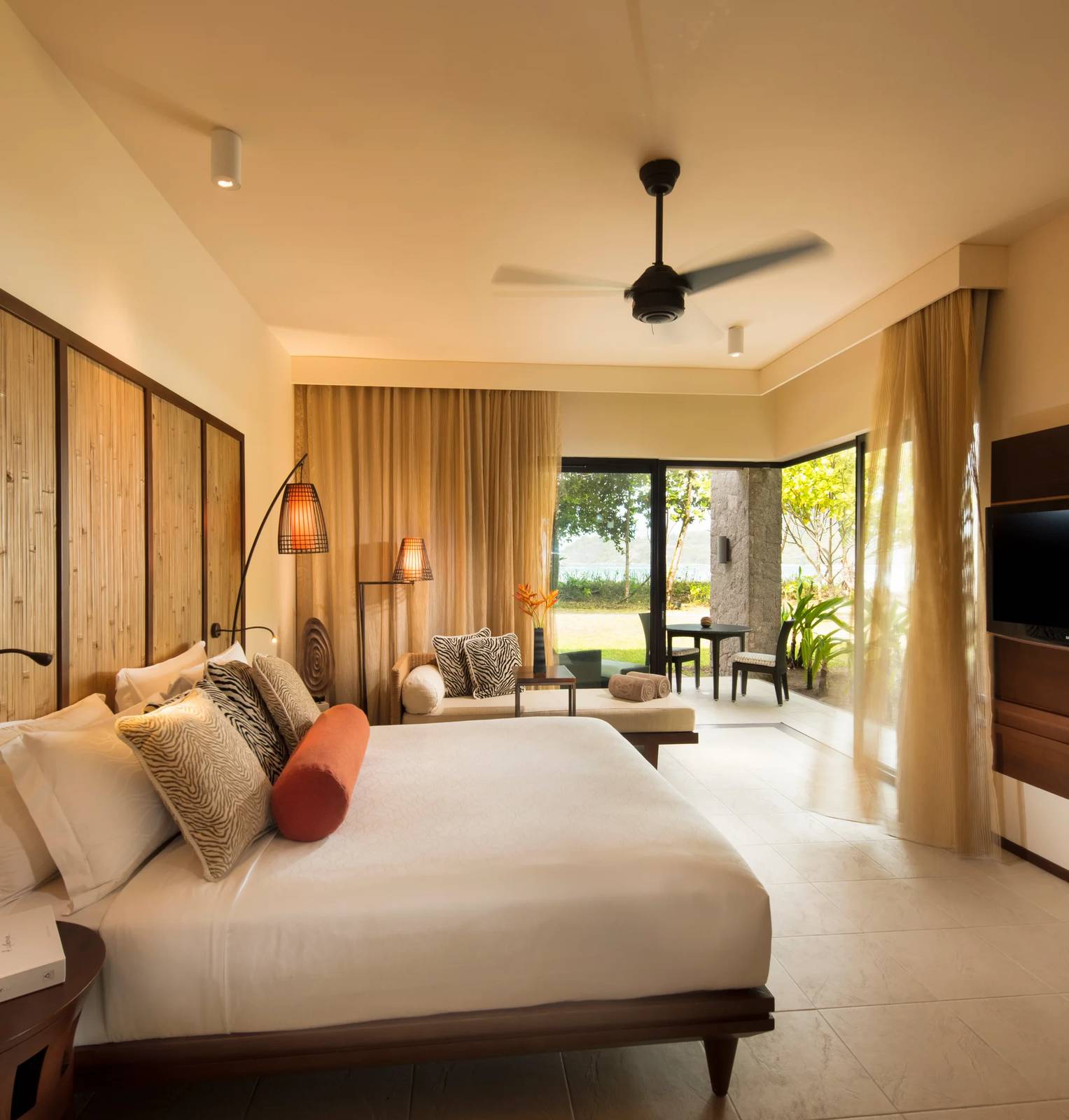 Constance Ephelia Junior Suite 臥室與露台