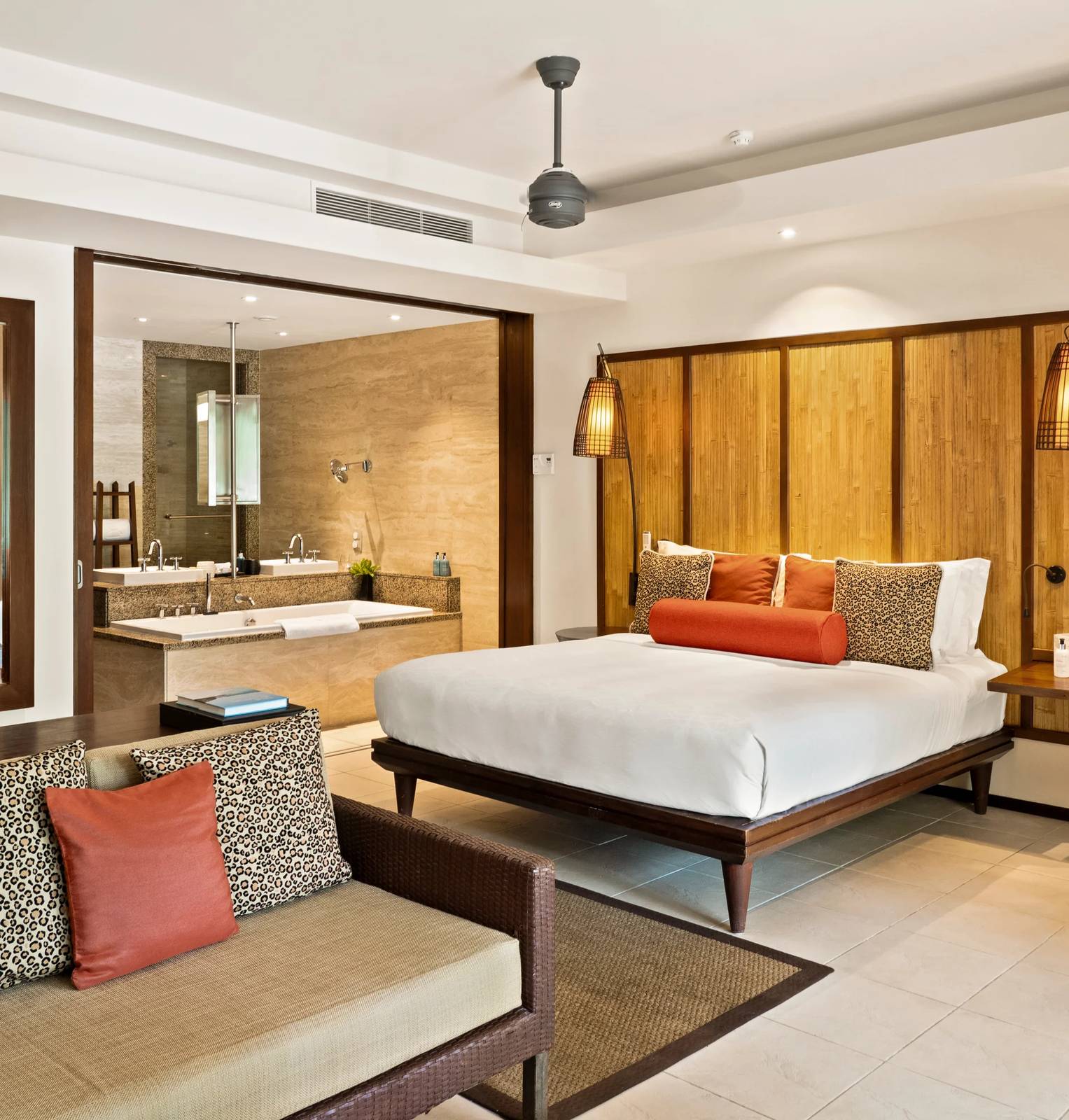 Constance Ephelia Senior Suite 臥室與休憩區