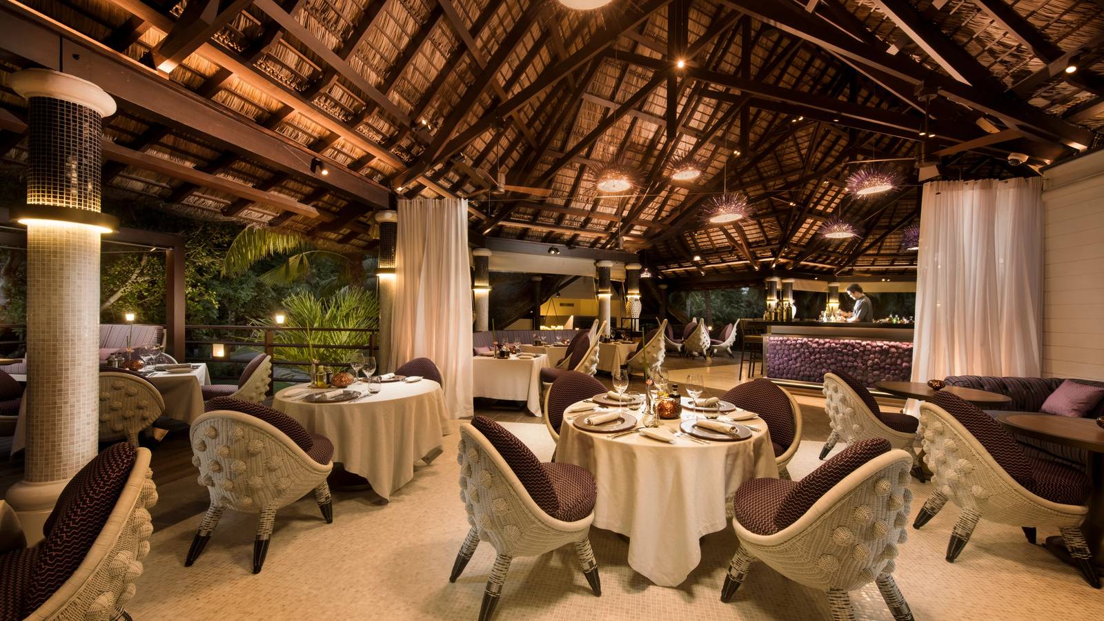 Constance Lemuria Diva Restaurant 夜間餐桌