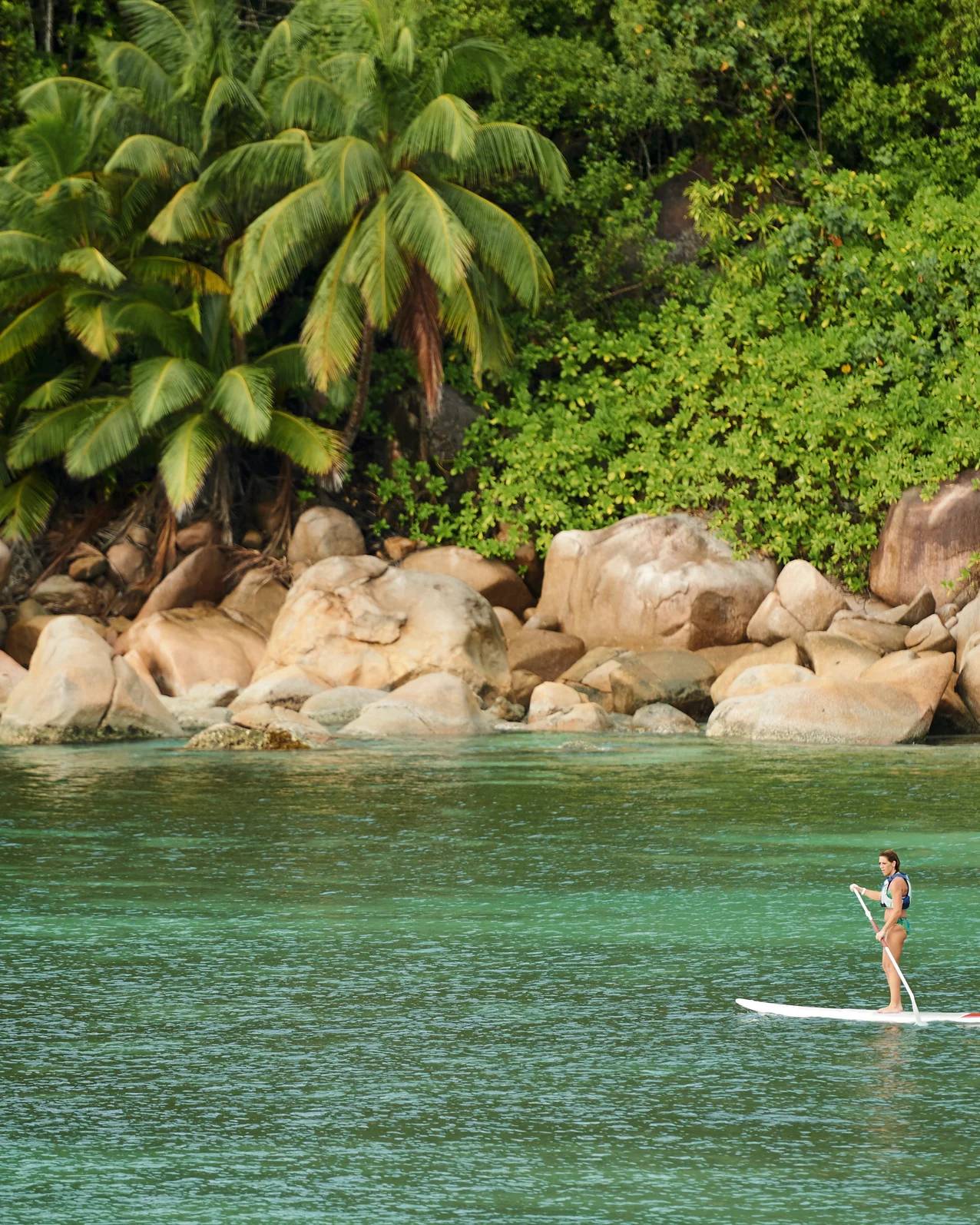 旅客在 Constance Lemuria 海灣體驗 stand-up paddle
