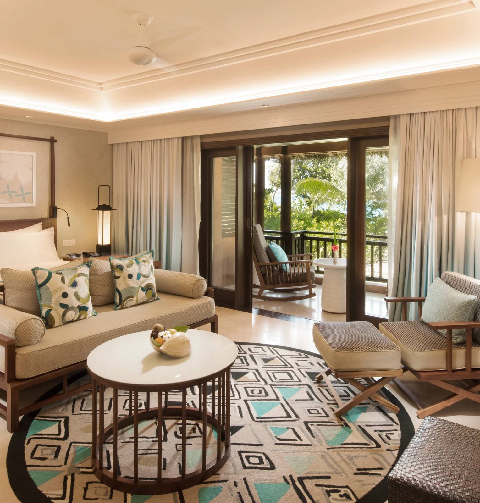 Constance Lemuria Junior Suite 客廳與露台