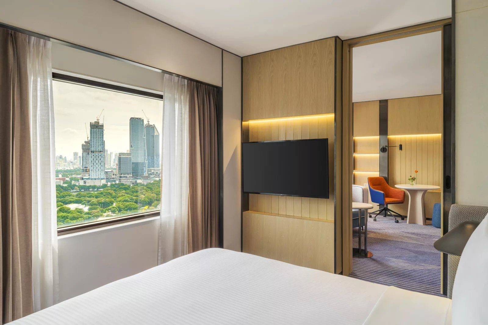 曼谷倫披尼公園皇冠假日酒店 Junior Suite 的倫披尼公園景與小廚房