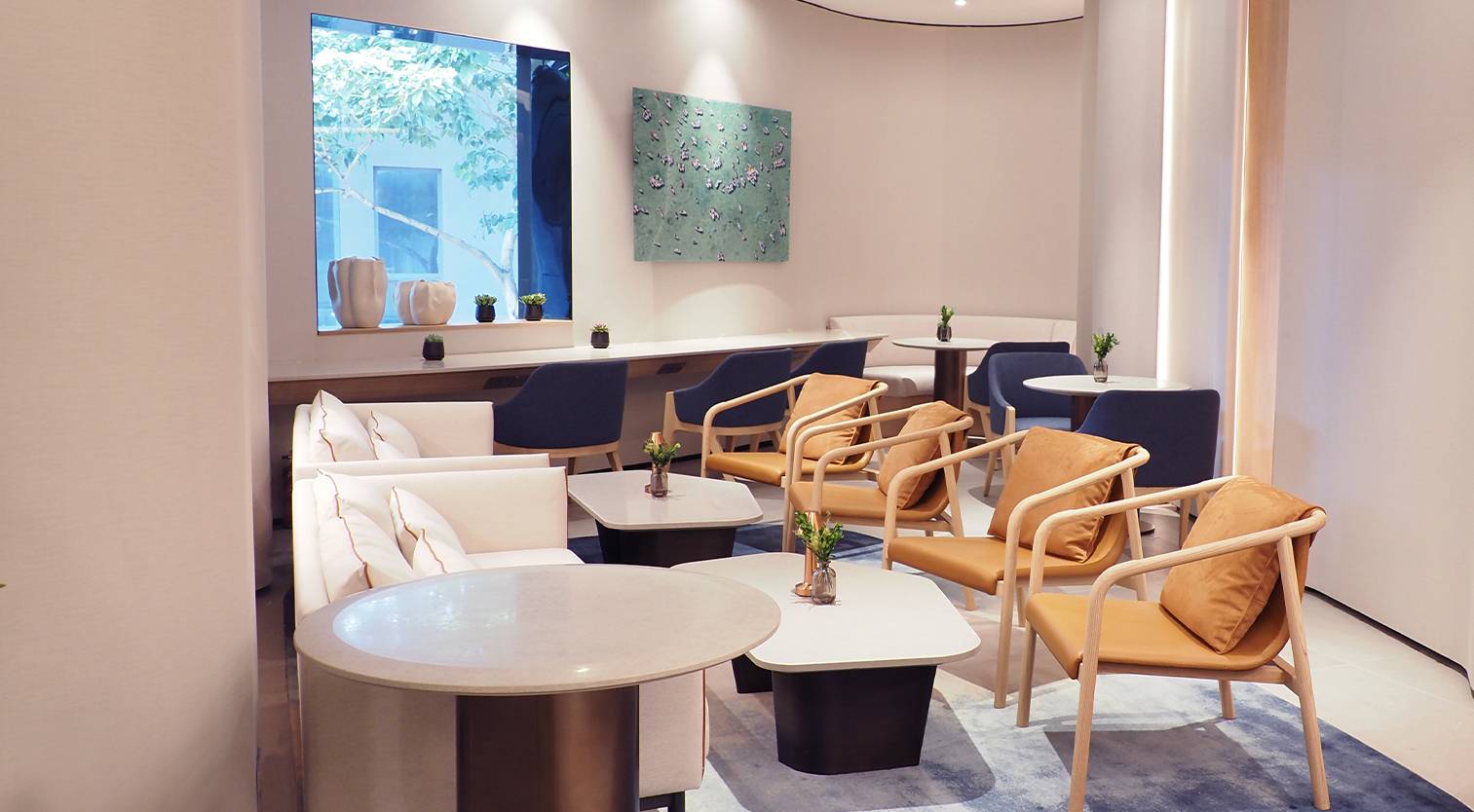 Club Lounge 白色沙發、木椅、圓桌與窗邊高桌