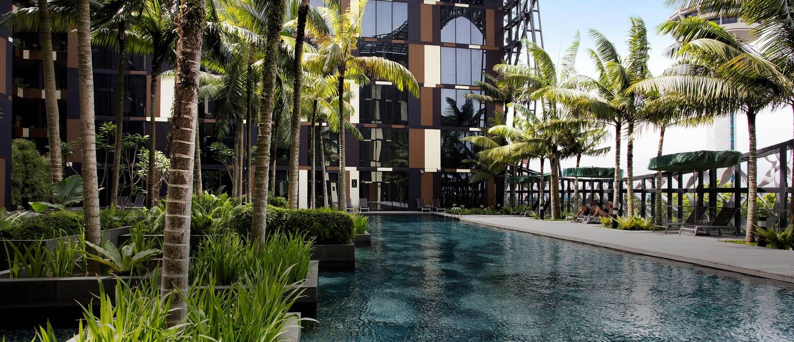 Crowne Plaza Changi Airport 泳池長向、兩側客房樓與棕櫚