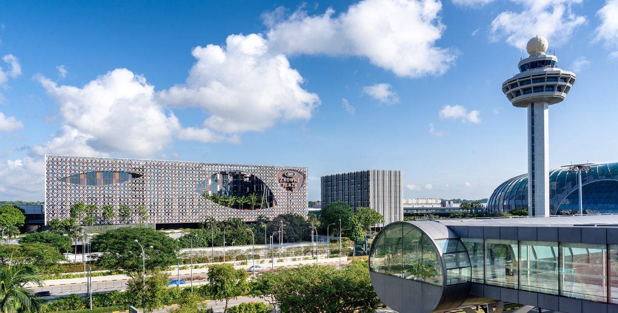 Crowne Plaza Changi Airport 日間外觀、格柵立面與樟宜塔台