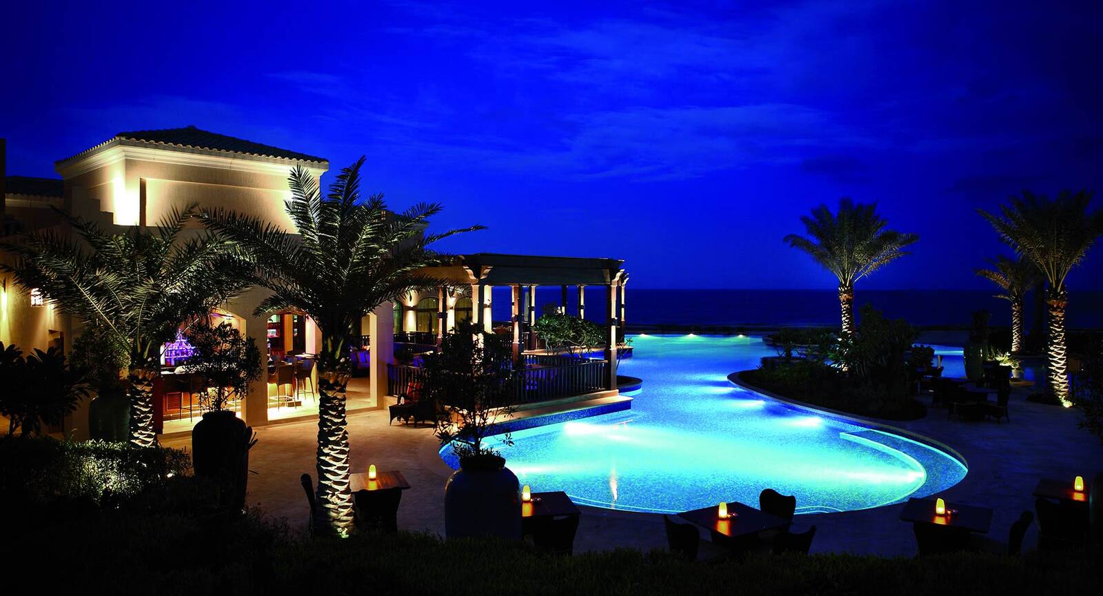 Sir Bani Yas 島 Desert Islands 度假村入夜後的泳池區