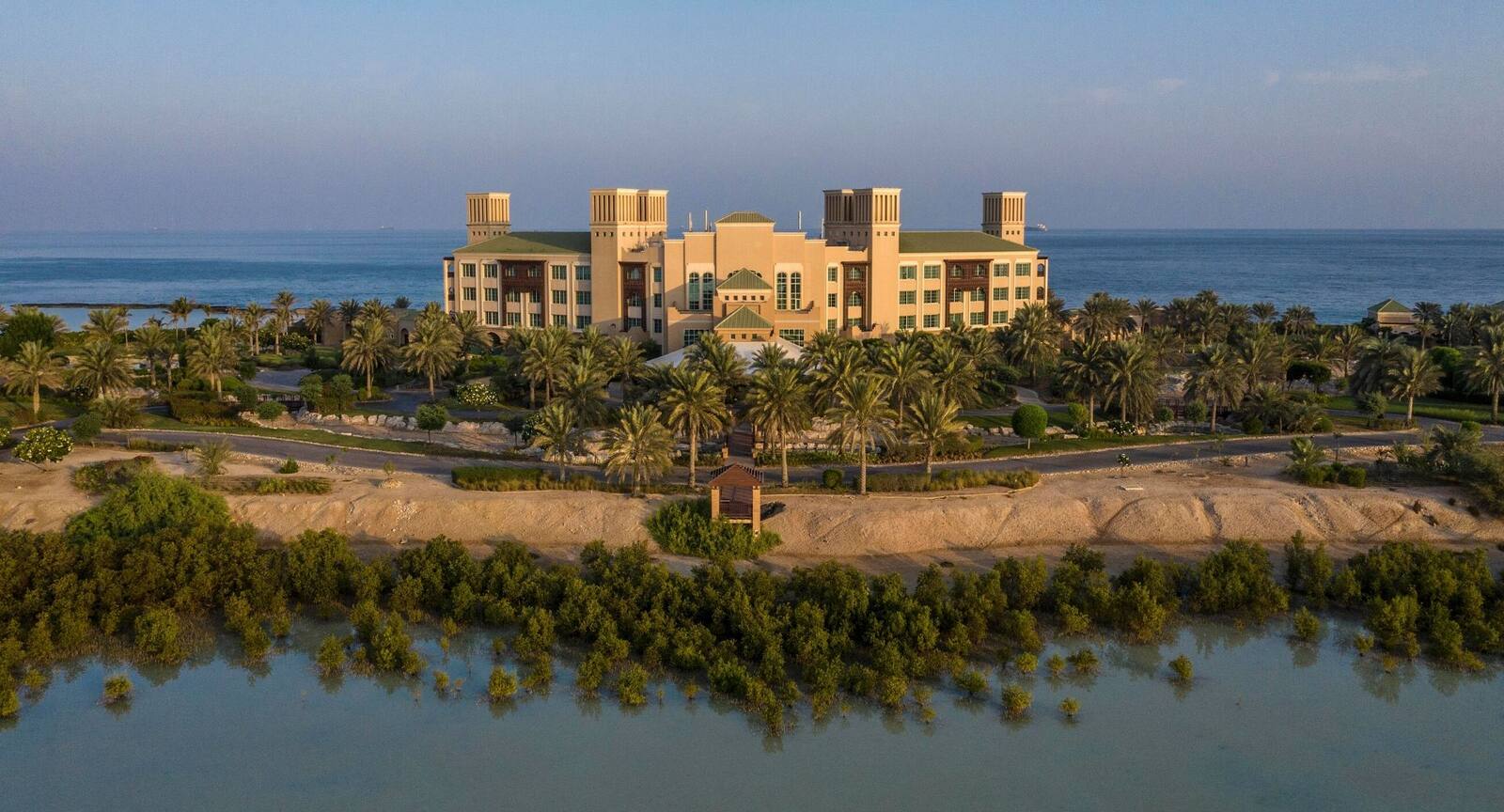 Sir Bani Yas 島 Desert Islands 度假村與紅樹林的空拍