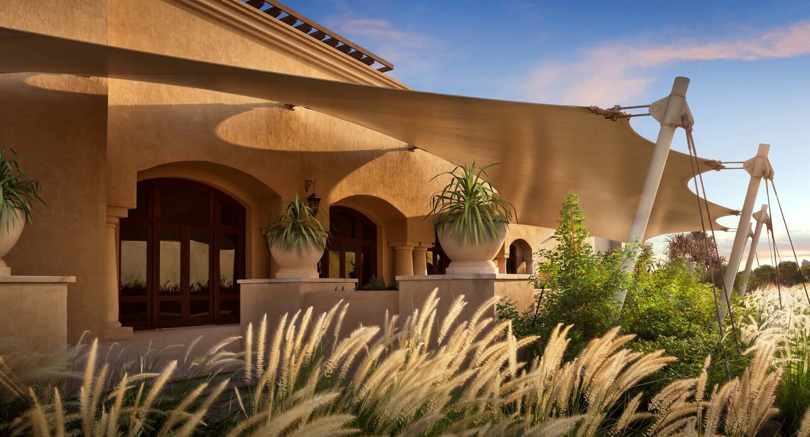 Sir Bani Yas 島 Desert Islands 度假村的建築與耐旱植栽