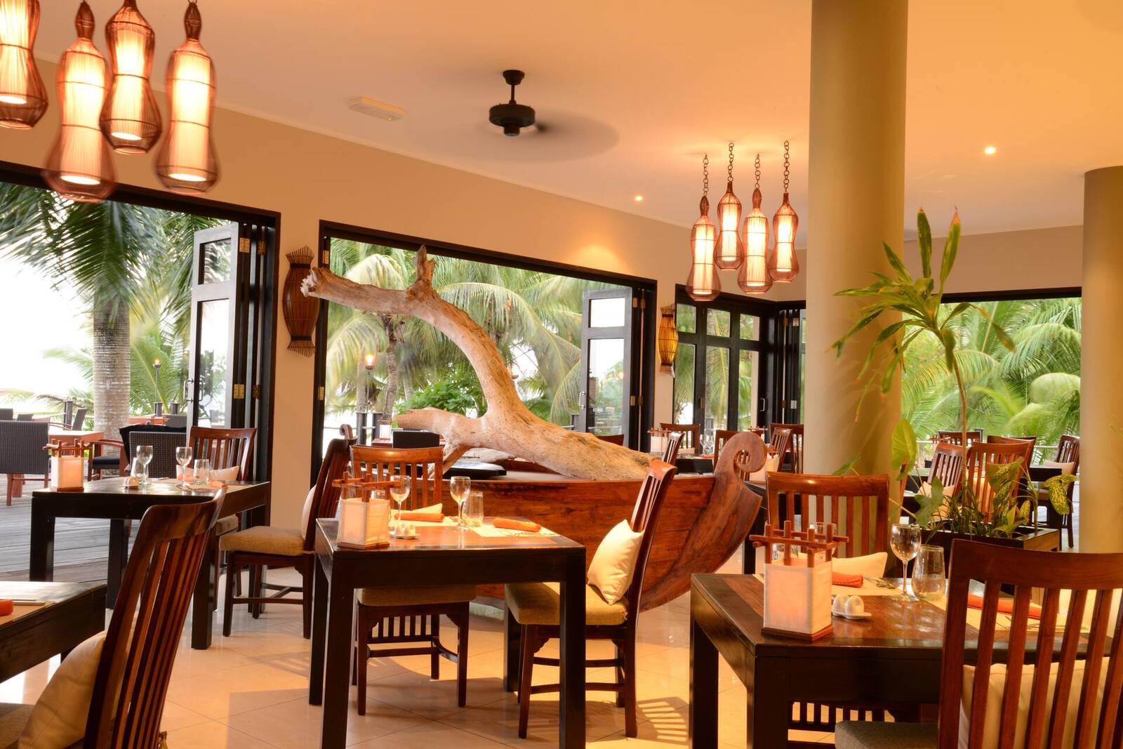 DoubleTree Allamanda Les Palms Restaurant 用餐空間