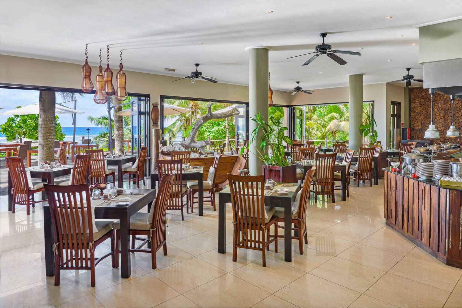 DoubleTree Allamanda Les Palms Restaurant 餐檯與座位