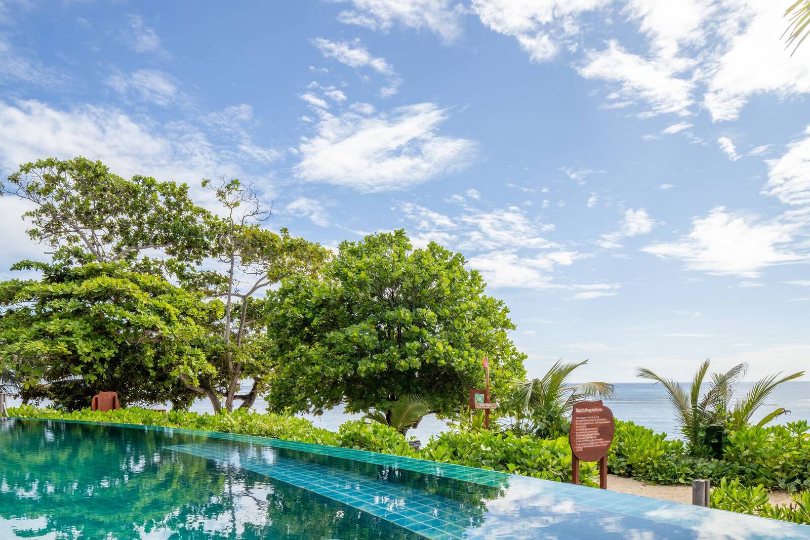 DoubleTree Allamanda 面海無邊際泳池