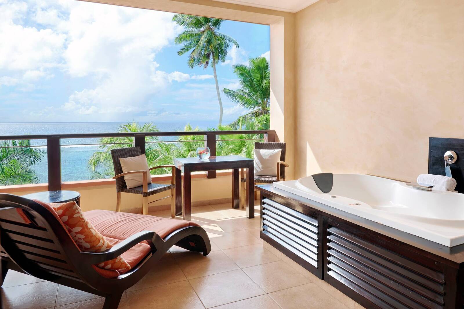 DoubleTree Allamanda Grand Deluxe 客房露台與浴缸