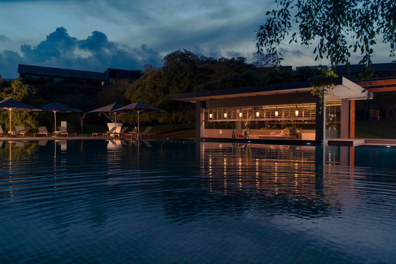 DoubleTree Weerawila 戶外泳池與湖景