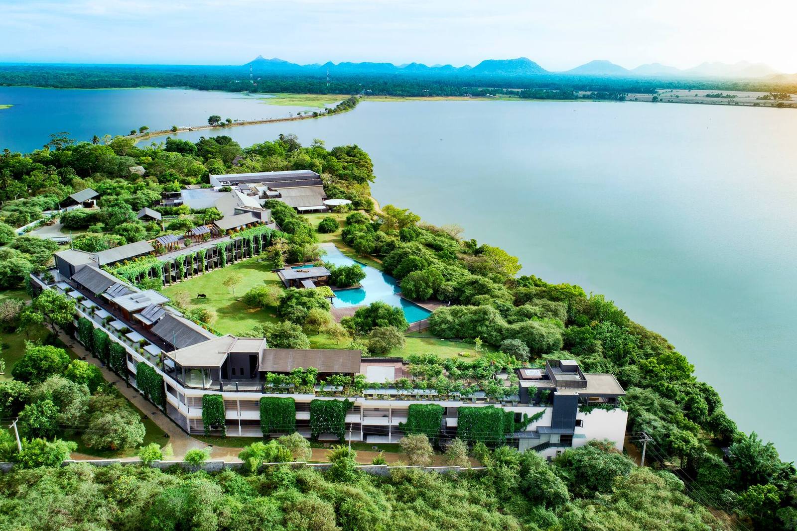 DoubleTree Weerawila Rajawarna Resort 湖畔園區空拍