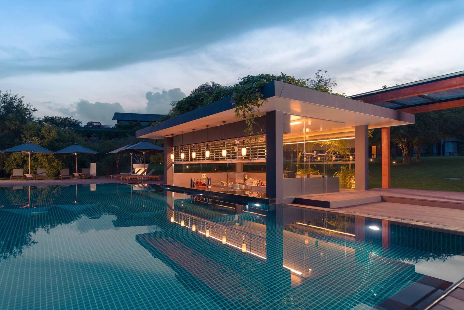 DoubleTree Weerawila 湖畔泳池