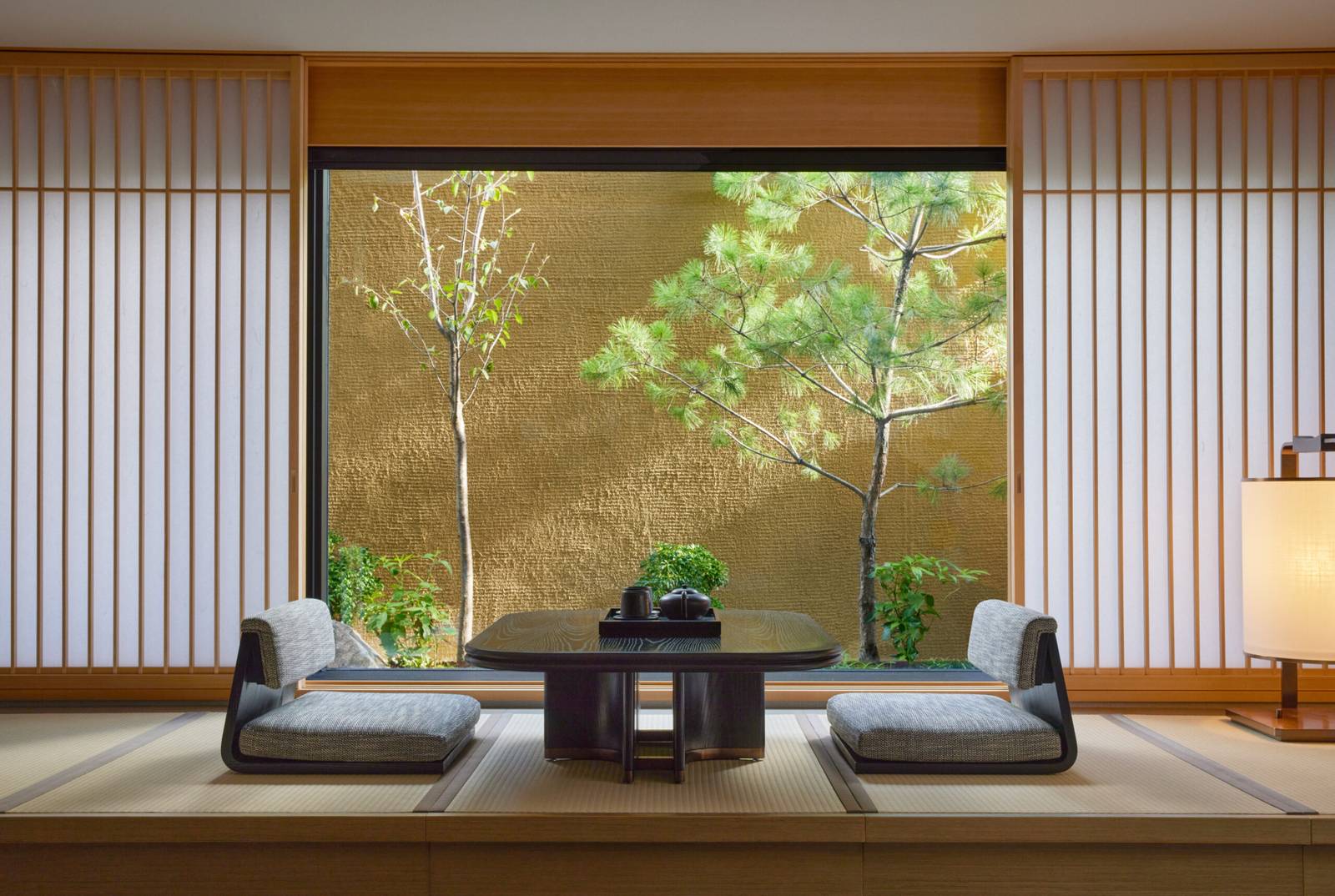 京都都喜天闕酒店 Premier Suite 榻榻米空間與庭院窗景