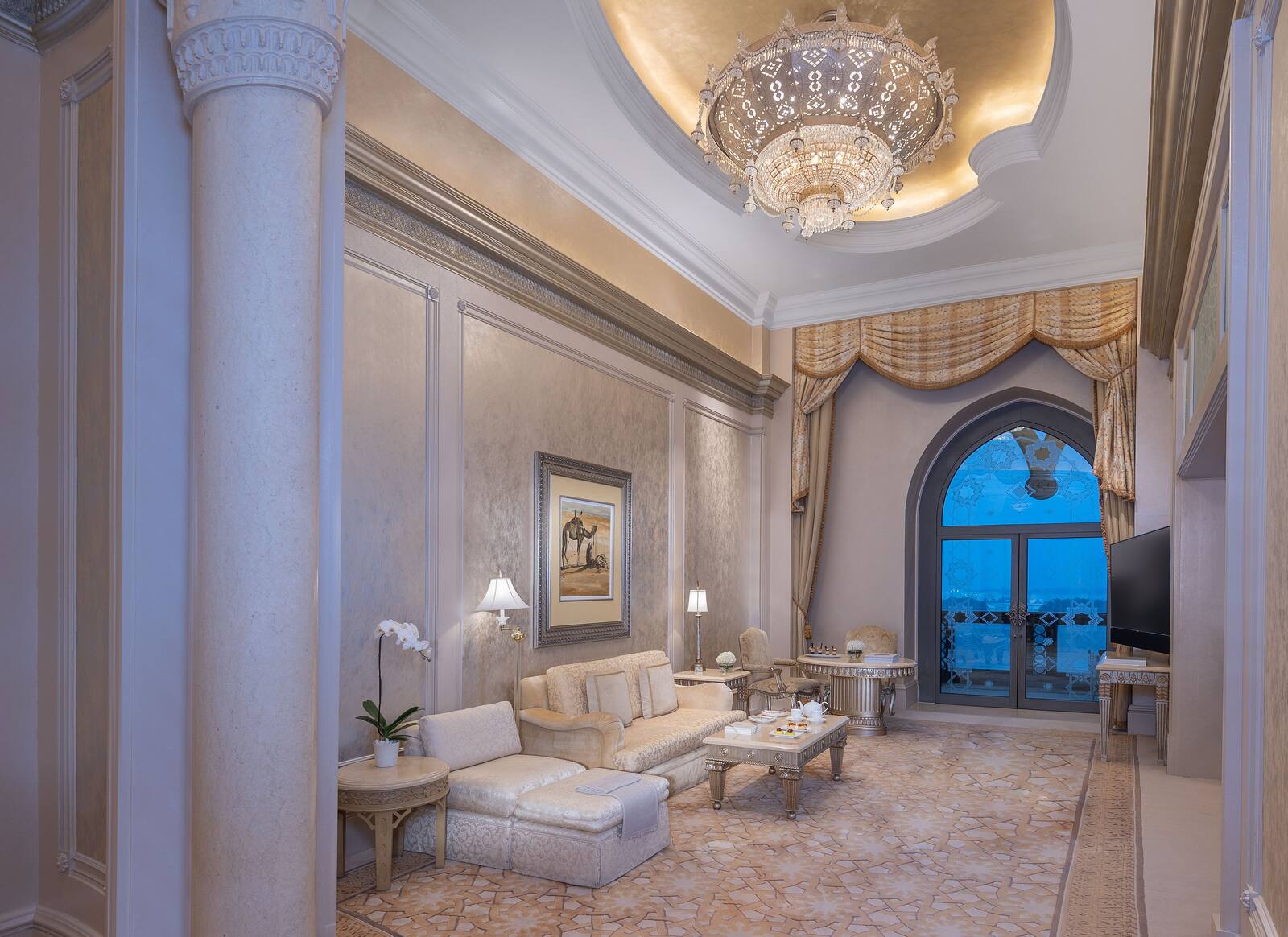 阿布達比皇宮酒店 Royal Suite 的挑高起居空間