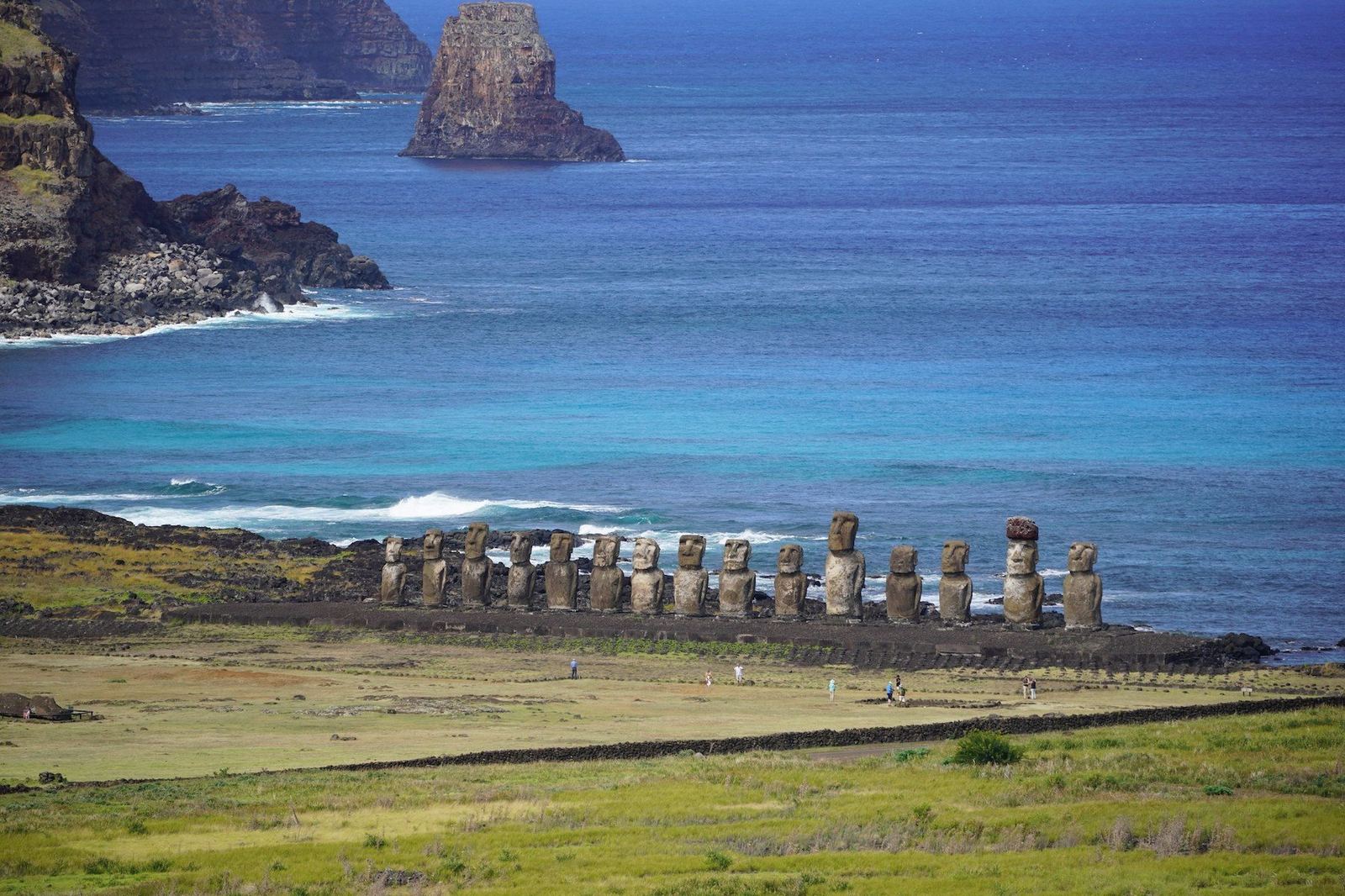 凝望深埋土中數百年、保存完好的巨石雕刻紋理與先人智慧
