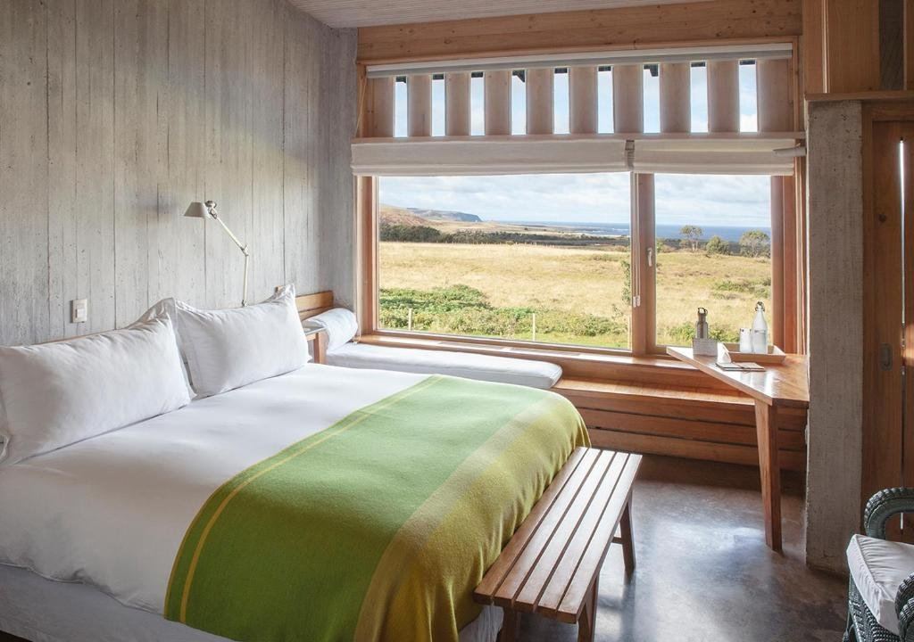 Explora Rapa Nui 挑高景觀窗面朝開闊島嶼草原與蔚藍外海
