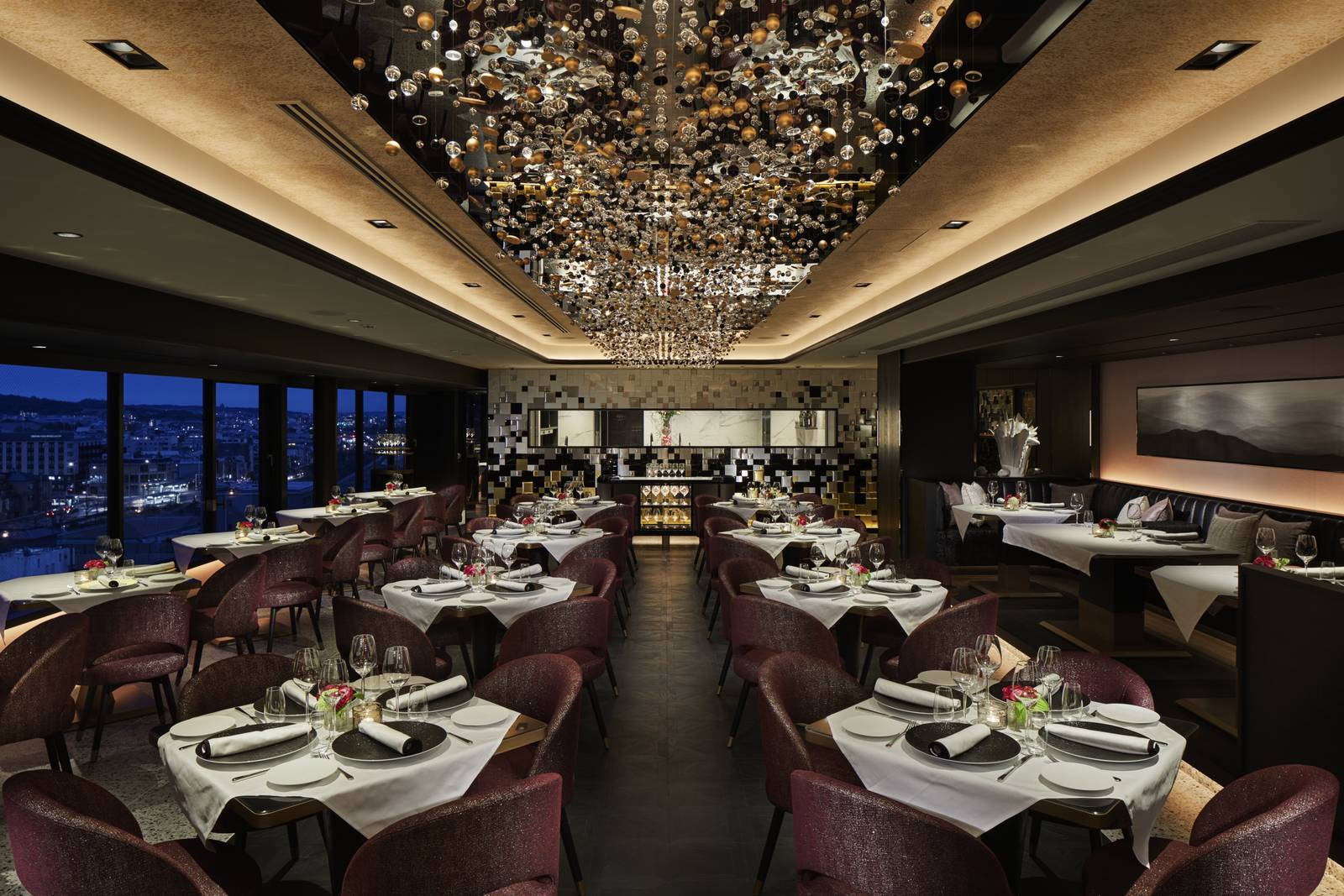 FAUCHON L'Hôtel Kyoto Grand Café 夜間用餐區與吊燈