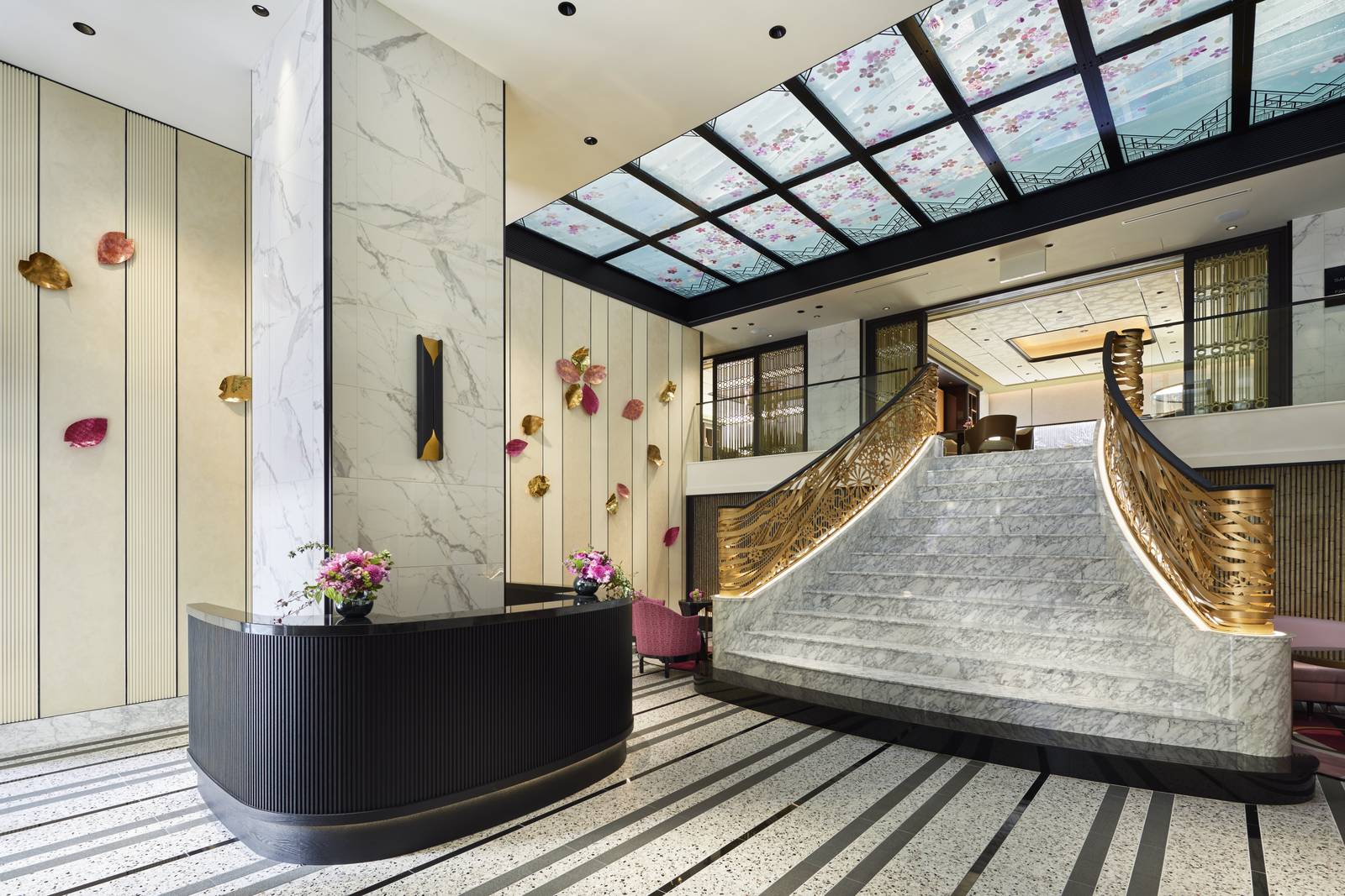 FAUCHON L'Hôtel Kyoto 入口大廳的粉紅階梯與黑色接待台