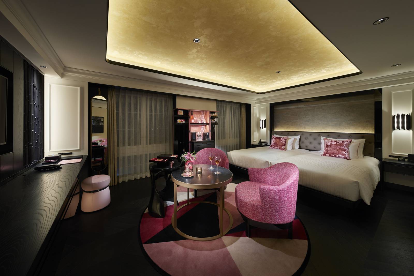 FAUCHON L'Hôtel Kyoto Superior 雙床客房與粉紅扶手椅