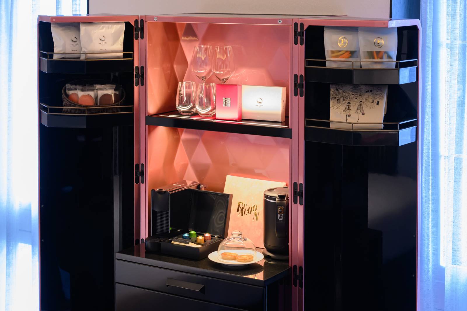 FAUCHON L'Hôtel Kyoto 客房內的粉紅 Gourmet Bar 櫃