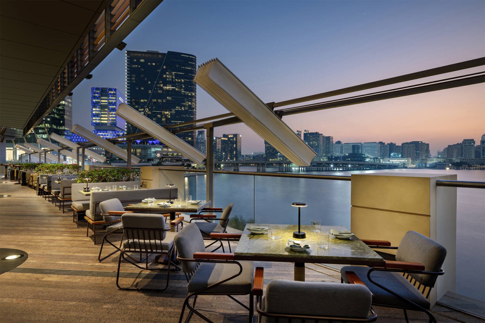 阿布達比瑪利亞島四季酒店 Eclipse Terrace Lounge 的夜間座位