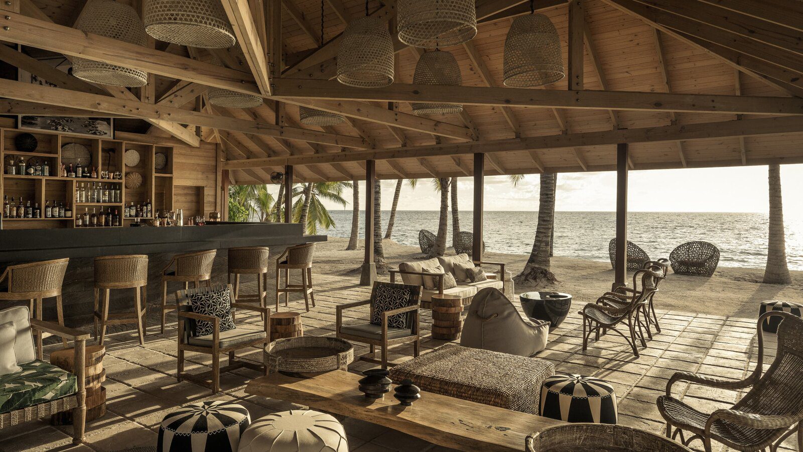 Four Seasons Desroches Island 海景餐廳室內座位