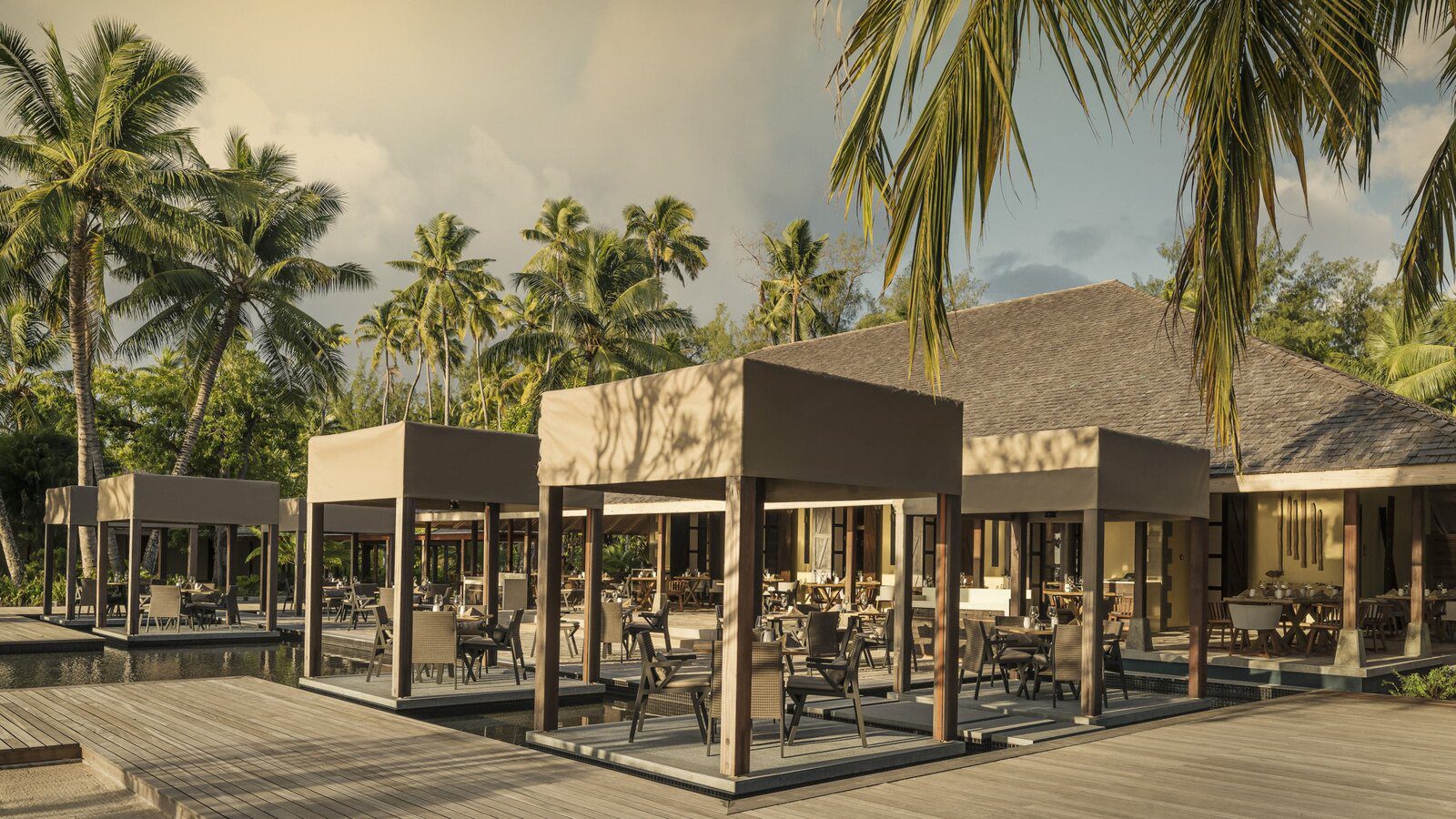Four Seasons Desroches Island 戶外餐廳、熱帶花園與海景