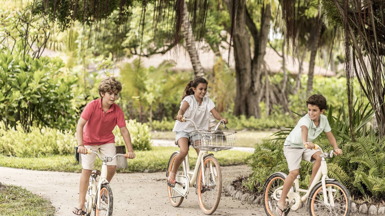 旅客騎 Four Seasons 自行車探索 Desroches Island 林間道路