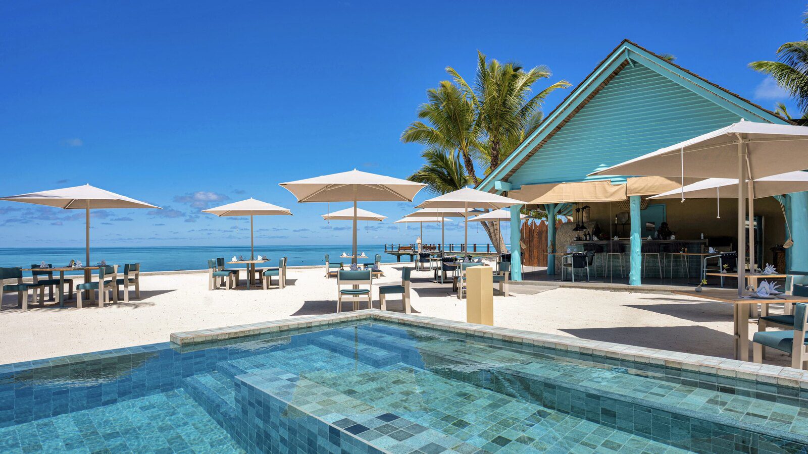 Four Seasons Desroches Island 海濱泳池與遮陽傘