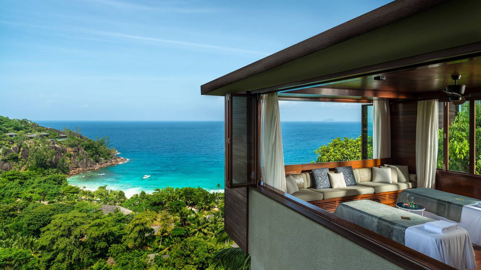 Four Seasons Resort Seychelles 山頂露天 spa 療程室與海景