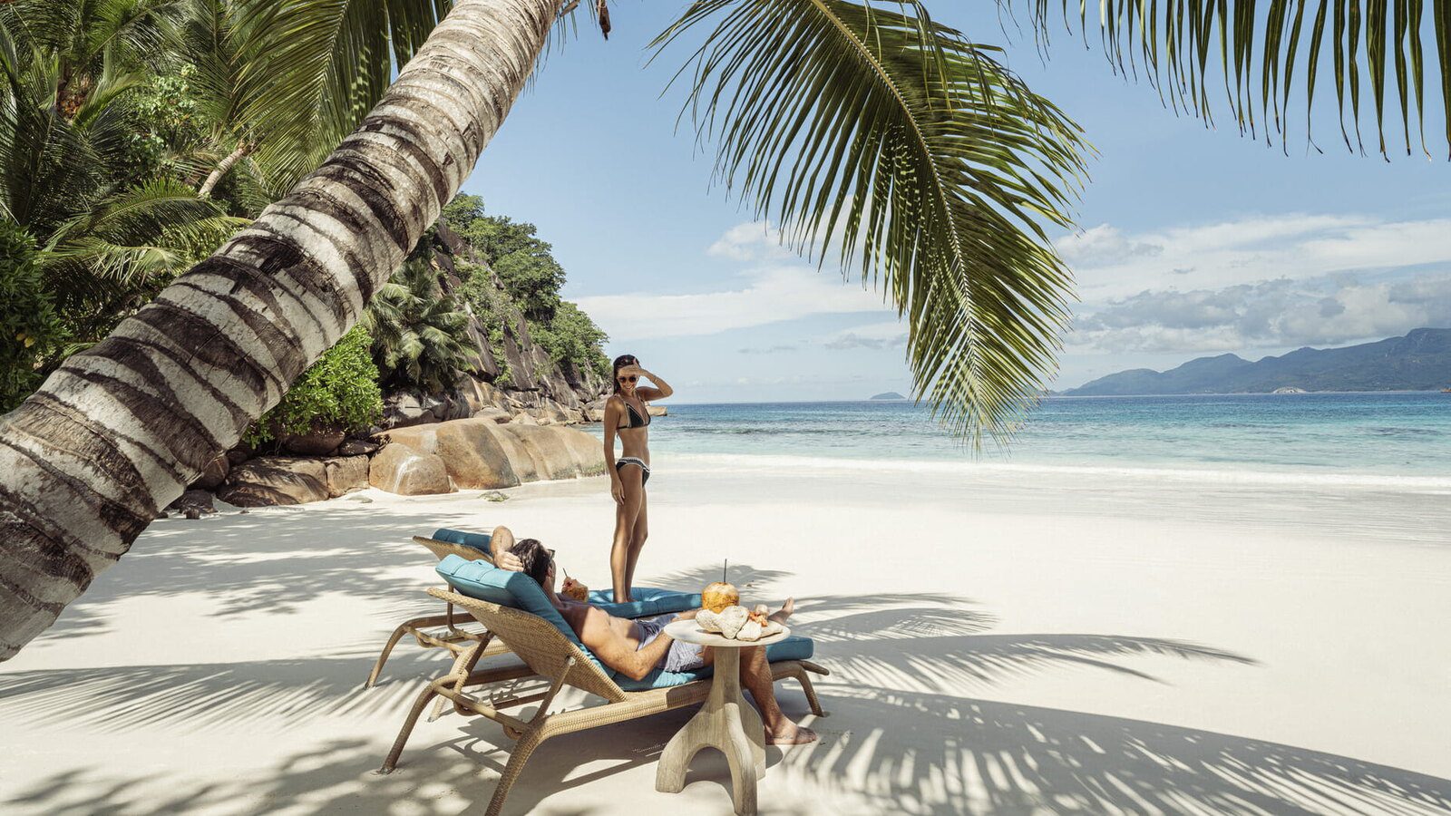 旅客在 Four Seasons Resort Seychelles 海灘瑜伽