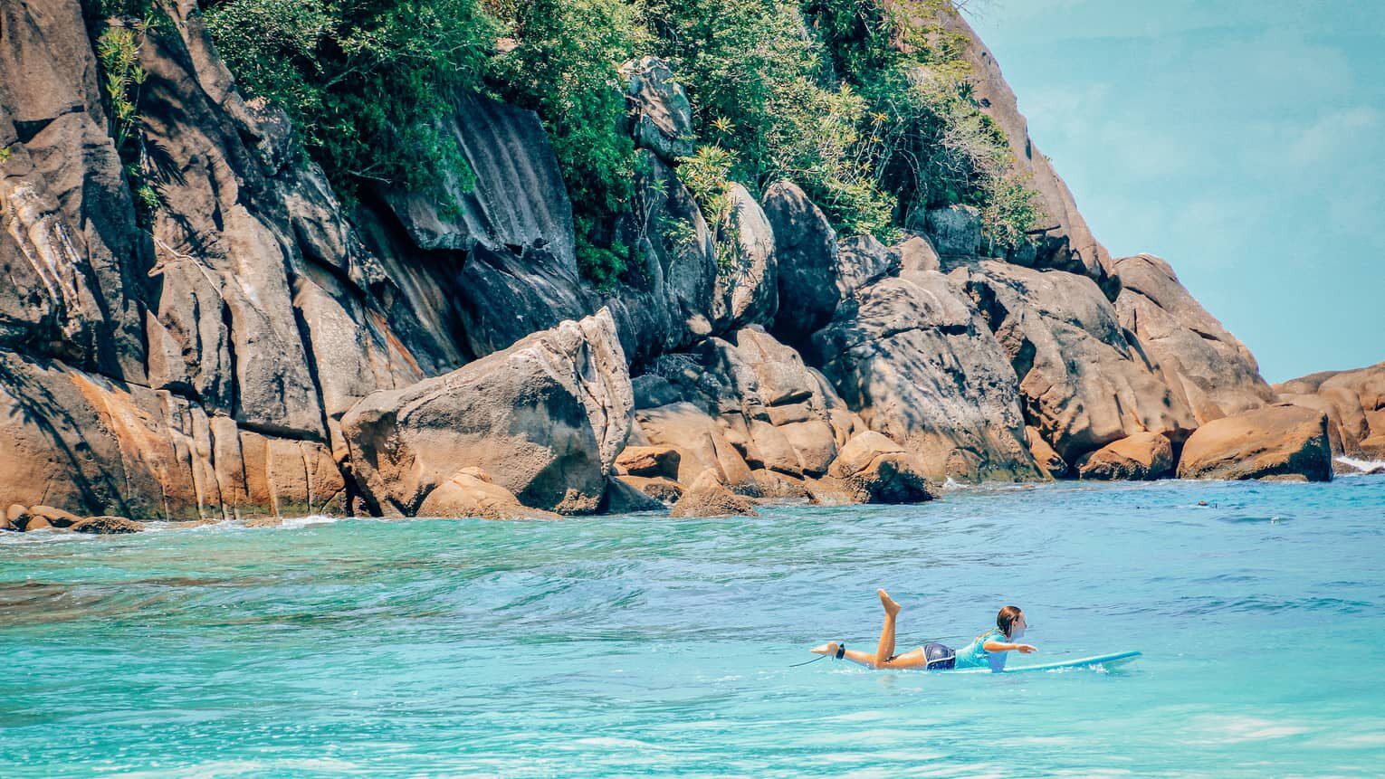 旅客在 Four Seasons Resort Seychelles Petite Anse 花崗岩海岸划獨木舟
