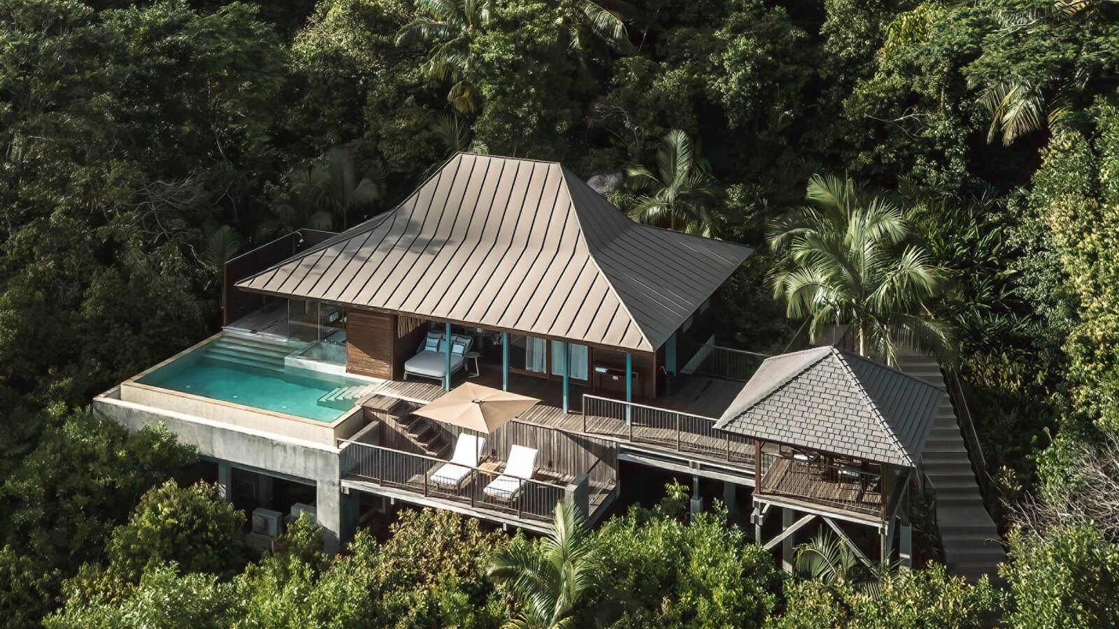 Four Seasons Resort Seychelles 山坡 villa 與熱帶林木空拍